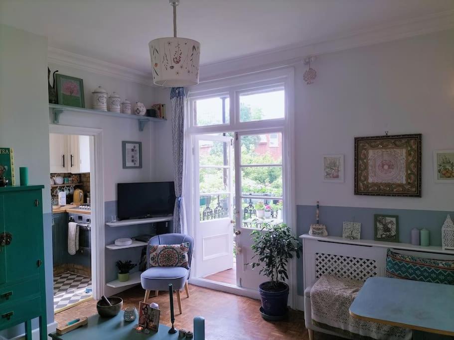 Charming London With Balcony Apartment Exterior photo