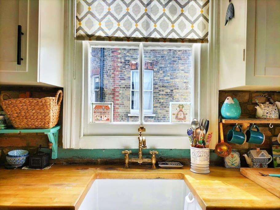 Charming London With Balcony Apartment Exterior photo